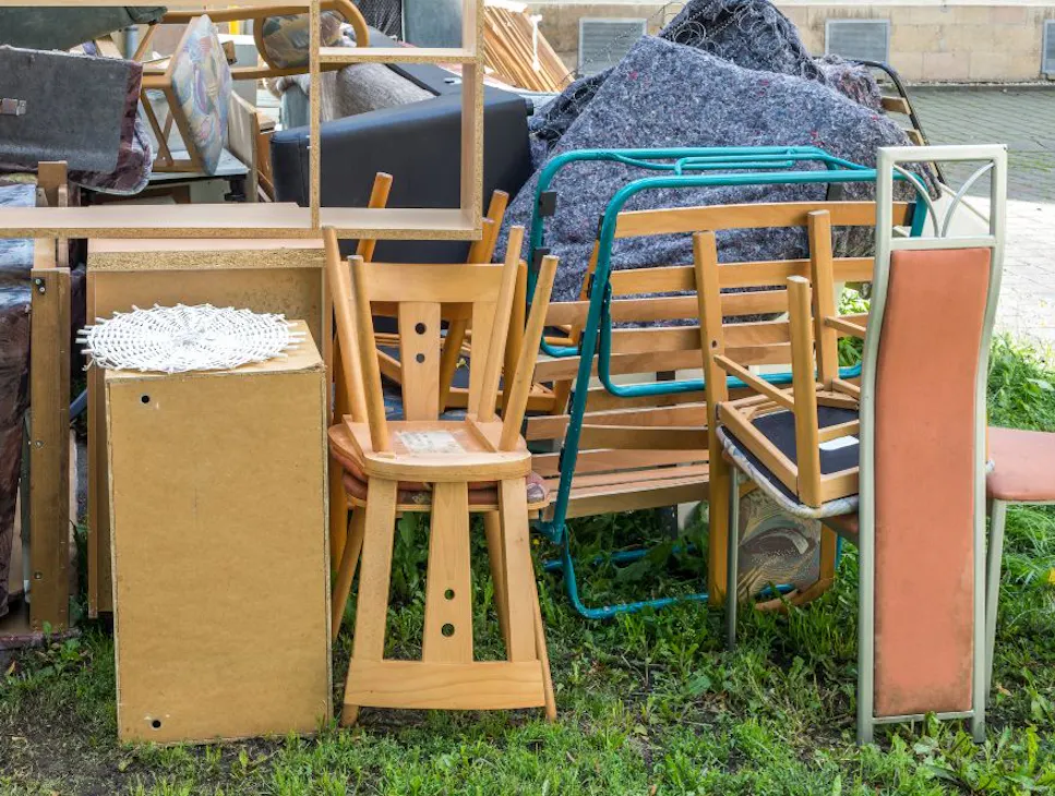 Blog 880-x-664 How-do-I-throw-away-my-furniture-List
